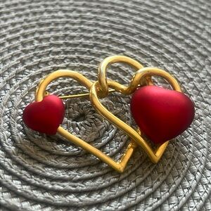 VTG VALENTINES ROMANTIC GOLD TONE DOUBLE HEARTS BROOCH